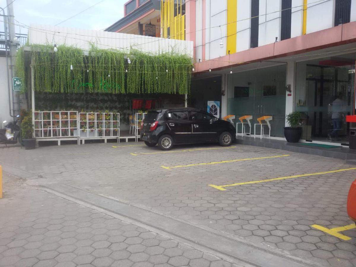 Green Red Hotel Syariah Jombang Экстерьер фото