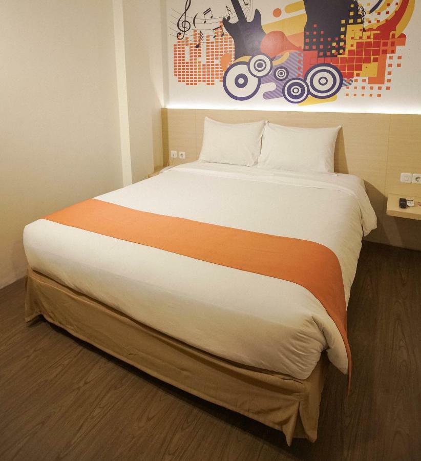 Green Red Hotel Syariah Jombang Экстерьер фото